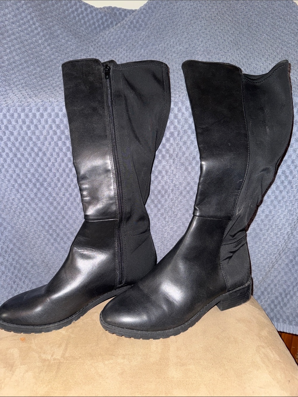 Like new, excellent condition, never worn!
Black Tall Women's Riding Boots